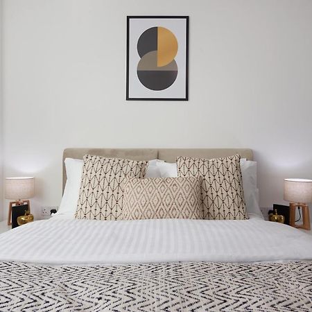 Апартаменты Seven Living Slough - Free Parking & Fast Wi-Fi Экстерьер фото