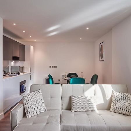 Апартаменты Seven Living Slough - Free Parking & Fast Wi-Fi Экстерьер фото