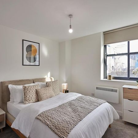 Апартаменты Seven Living Slough - Free Parking & Fast Wi-Fi Экстерьер фото