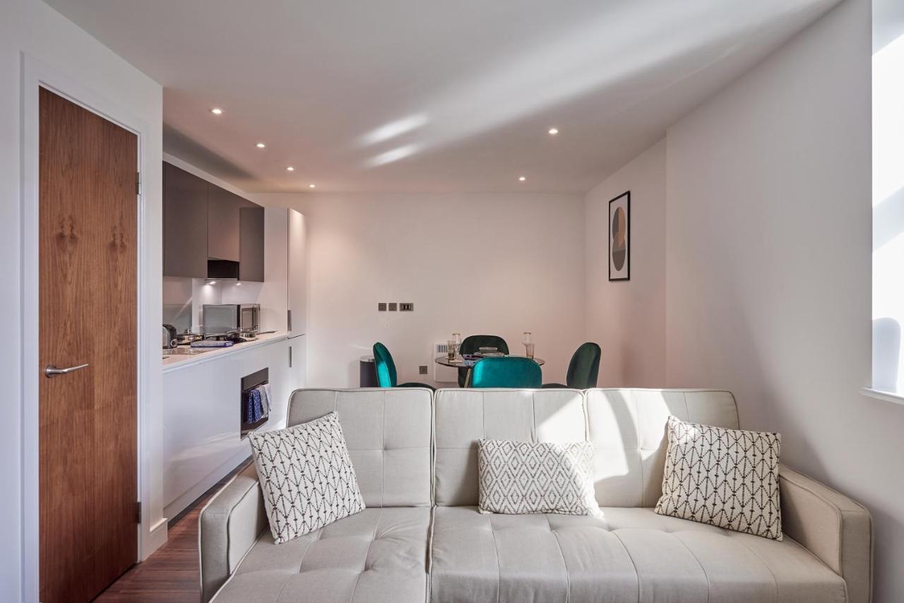 Апартаменты Seven Living Slough - Free Parking & Fast Wi-Fi Экстерьер фото