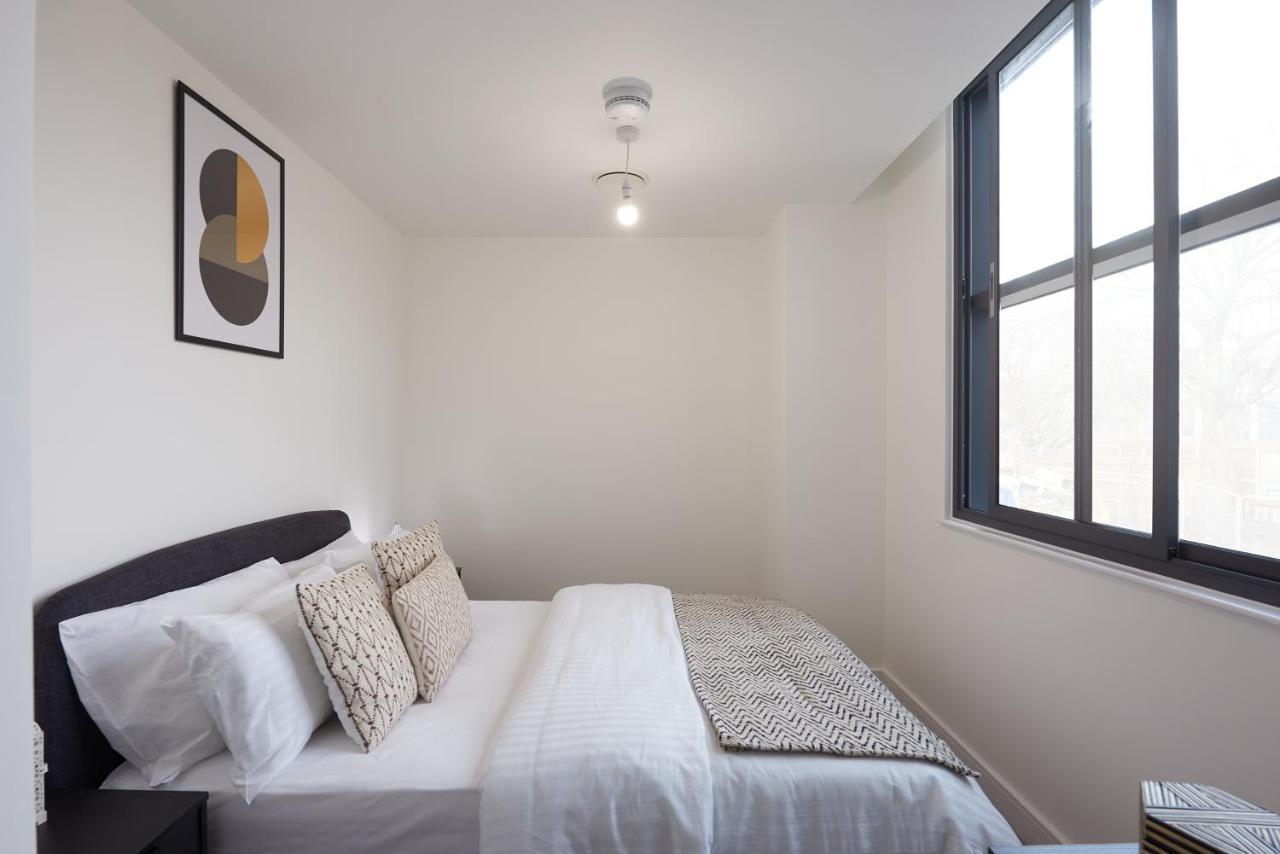 Апартаменты Seven Living Slough - Free Parking & Fast Wi-Fi Экстерьер фото