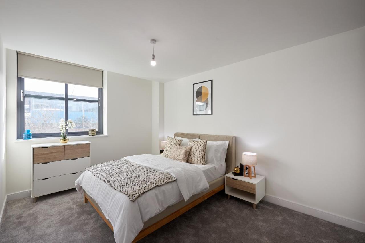 Апартаменты Seven Living Slough - Free Parking & Fast Wi-Fi Экстерьер фото