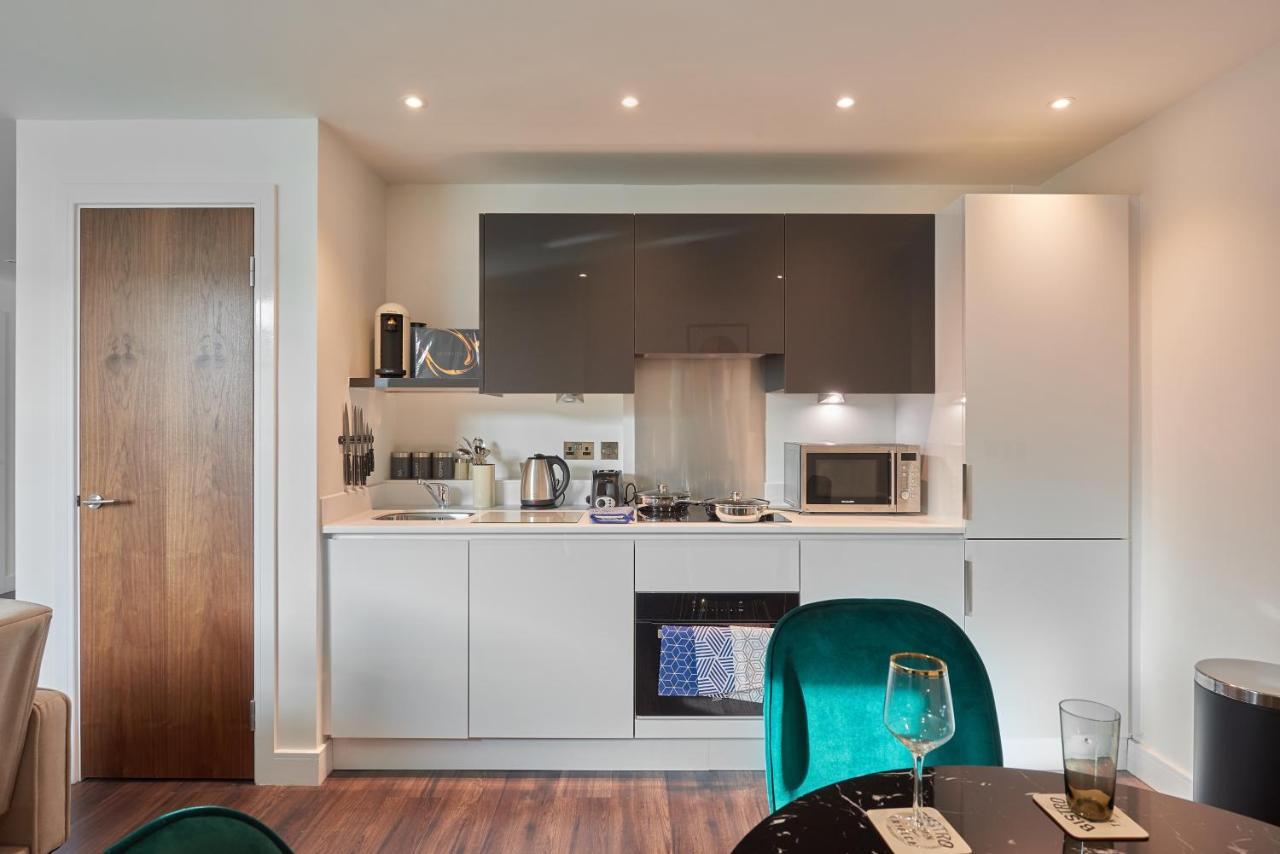 Апартаменты Seven Living Slough - Free Parking & Fast Wi-Fi Экстерьер фото