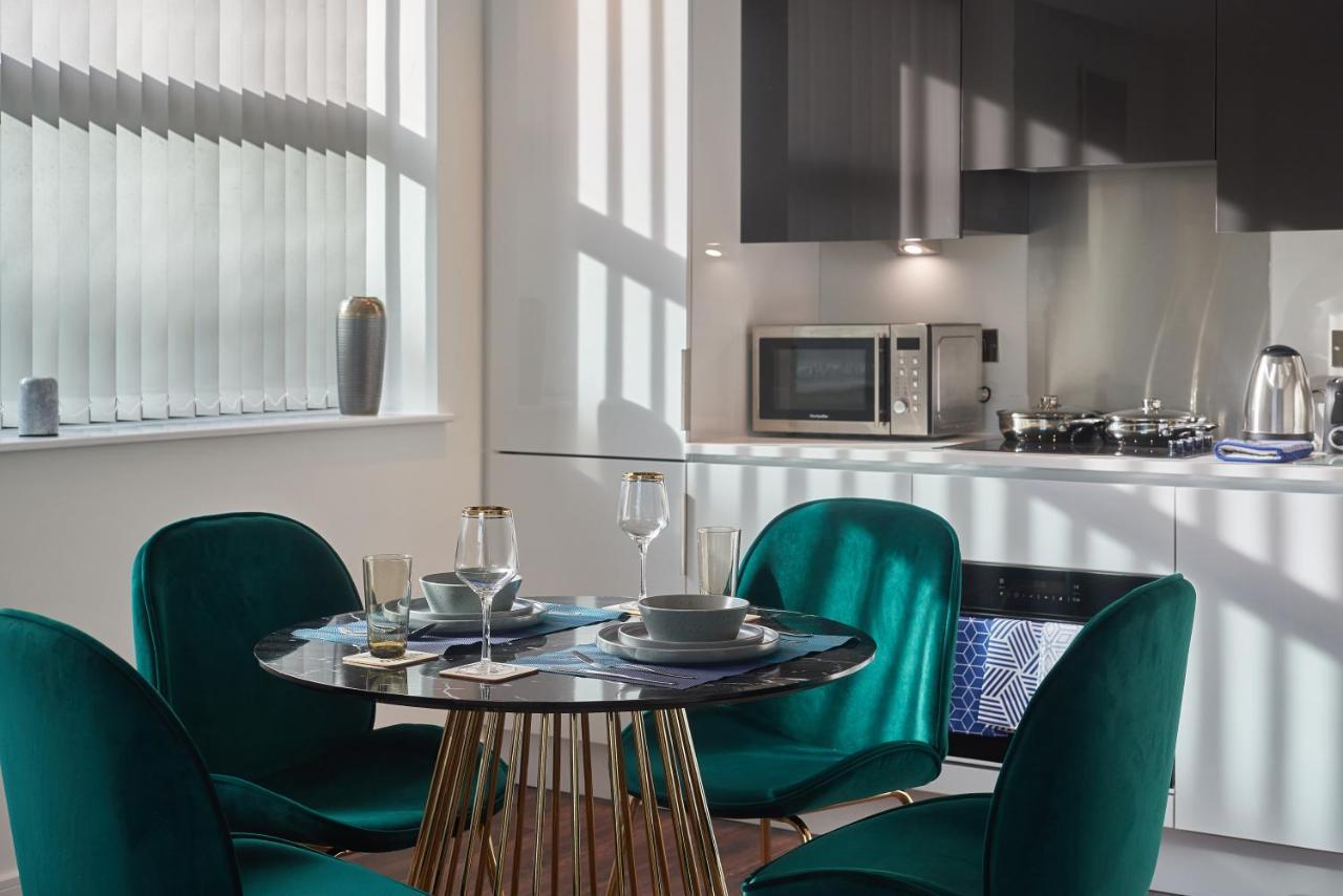 Апартаменты Seven Living Slough - Free Parking & Fast Wi-Fi Экстерьер фото